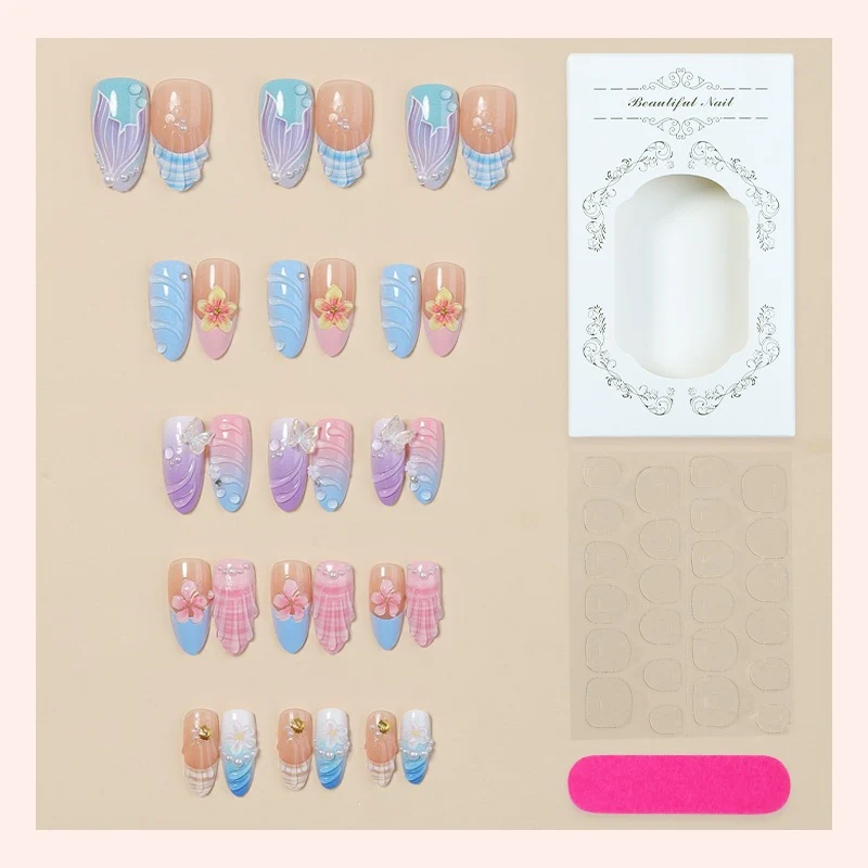 Kreatives Kunstnagelset mit floralen und farbenfrohen Akzenten Karnz