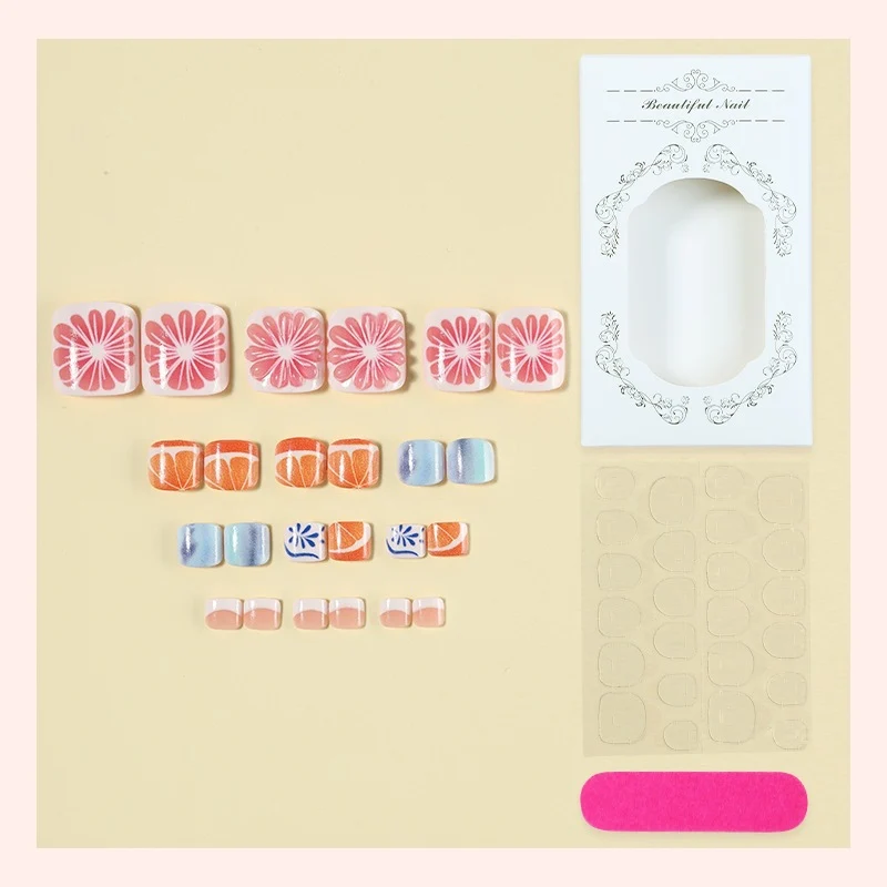 Kreatives Kunstnagelset mit floralen und bunten Designs Karnz