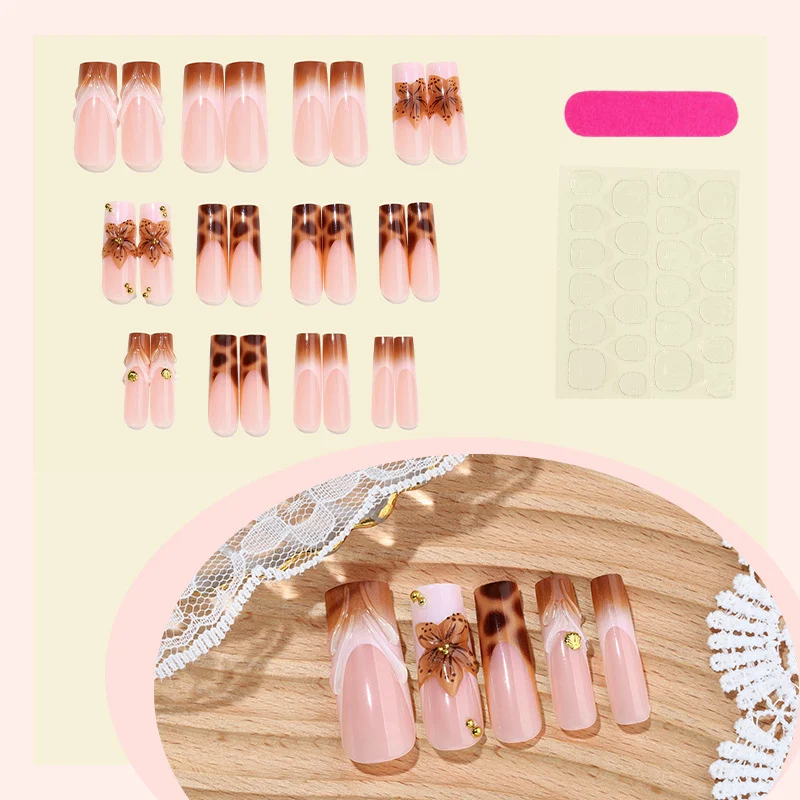 Kreatives Kunstnagelset mit floralen Akzenten und Ombre-Effekt Karnz