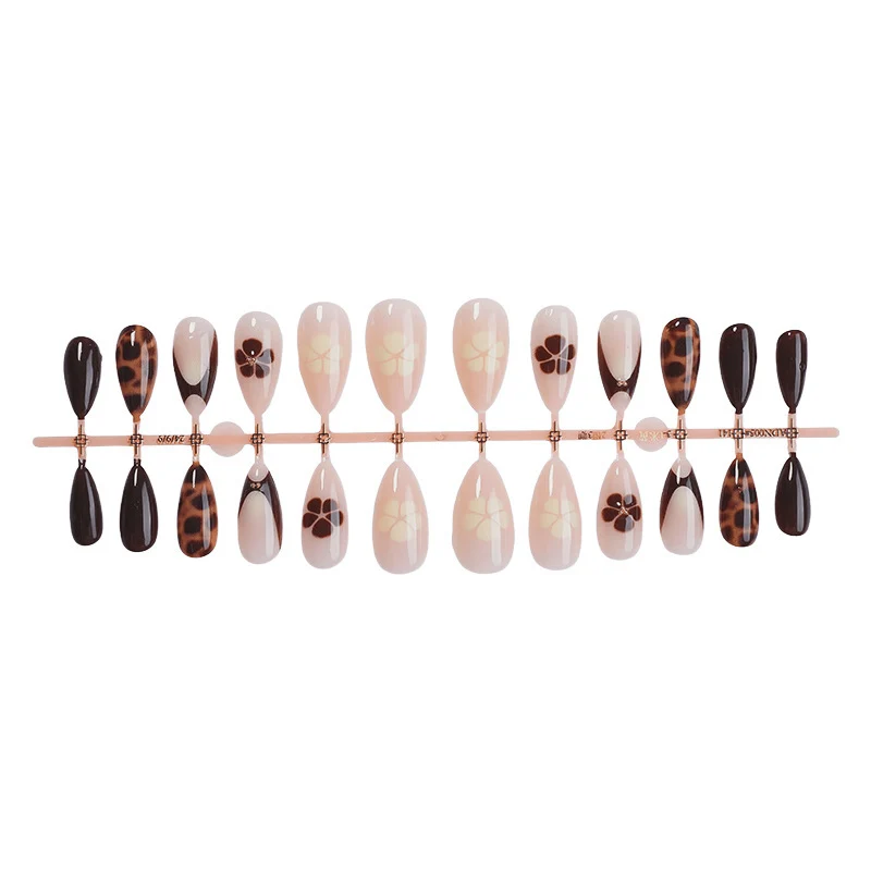 Kreatives Kunstnagelset mit floralem und Leoparden-Muster Karnz