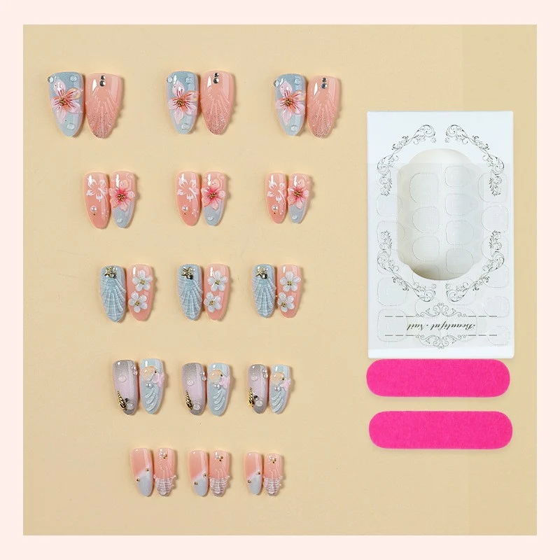 Kreatives Kunstnagelset mit floralem Design und zarter Dekoration Karnz