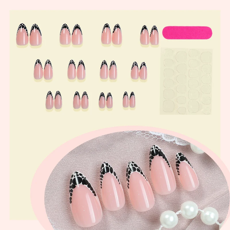 Kreatives Kunstnagelset mit eleganten Spitzenakzenten Karnz