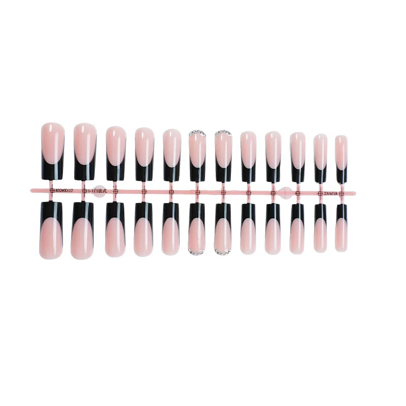 Kreatives Kunstnagelset mit eleganten Schwarz-Pink-Design Karnz