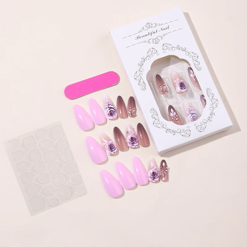 Kreatives Kunstnagelset mit eleganten Rosen-Akzenten und sanftem Farbverlauf Karnz