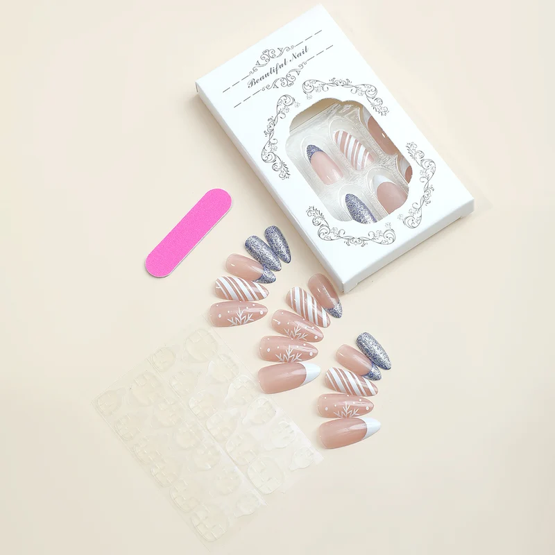 Kreatives Kunstnagelset mit eleganten Mustern Karnz