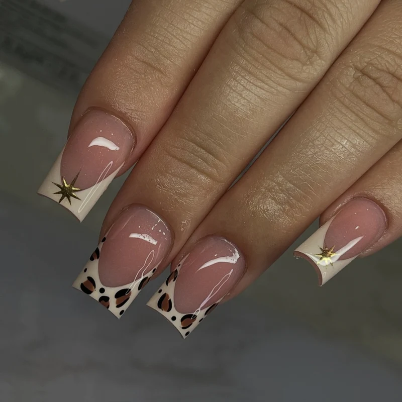 Kreatives Kunstnagelset mit eleganten Leoparden- und Glitzerakzenten Karnz
