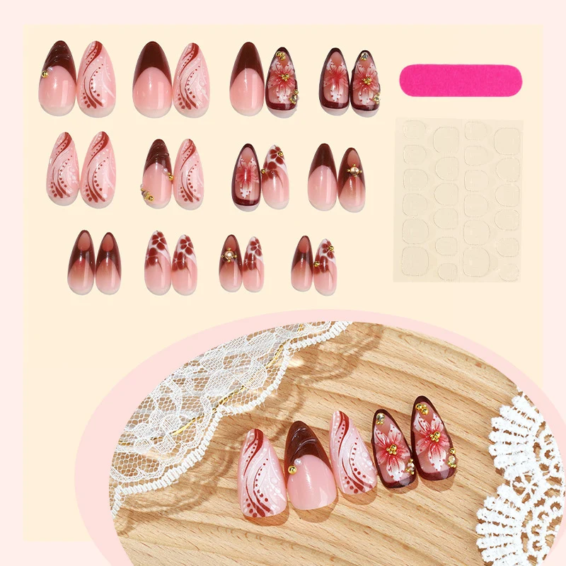 Kreatives Kunstnagelset mit eleganten Blütenakzenten Karnz