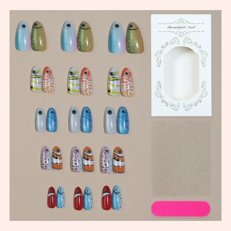 Kreatives Kunstnagelset mit bunten Tiermotiven und Glitzerakzenten Karnz