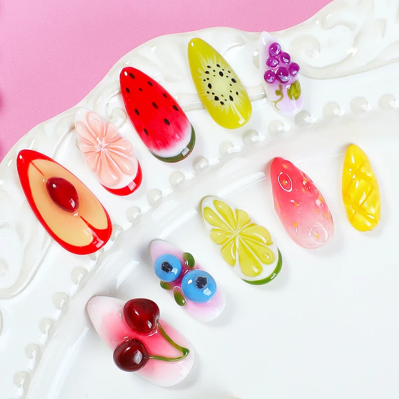 Kreatives Kunstnagelset mit bunten Obstdesigns Karnz