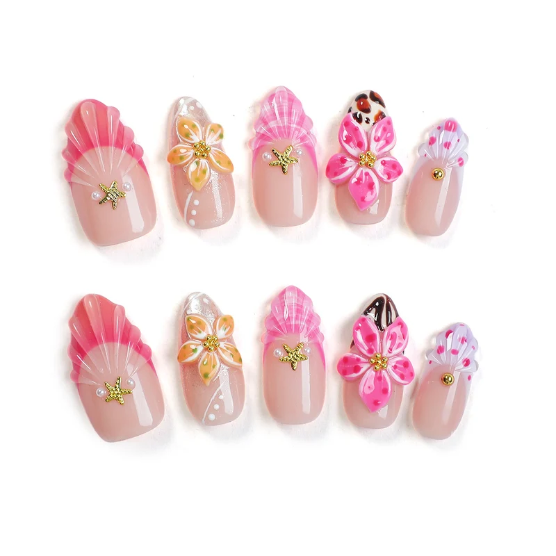 Kreatives Kunstnagelset mit blühenden Blumenelementen Karnz