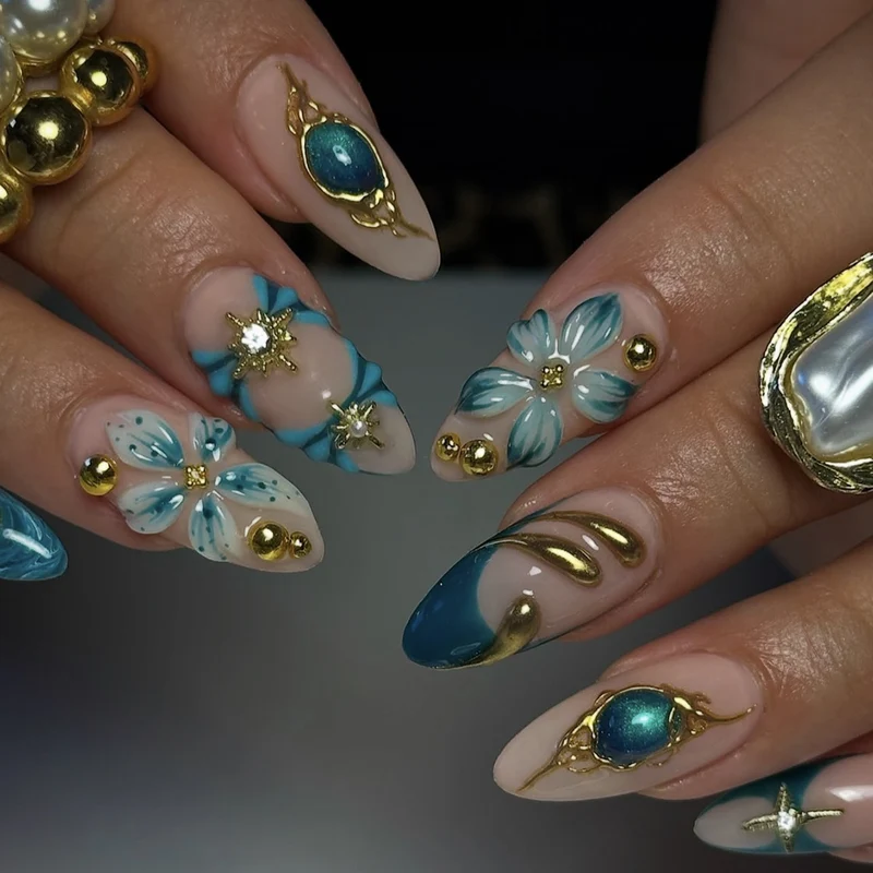 Kreatives Kunstnagelset mit aufwendigen Blumen- und Goldverzierungen Karnz