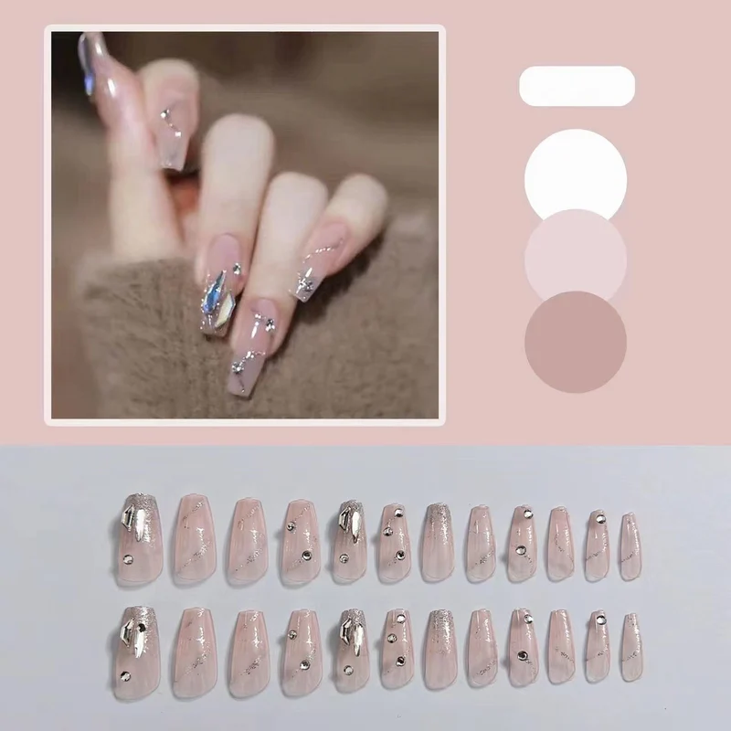 Glamouröse Kunstnägel mit Glitzerakzenten Karnz
