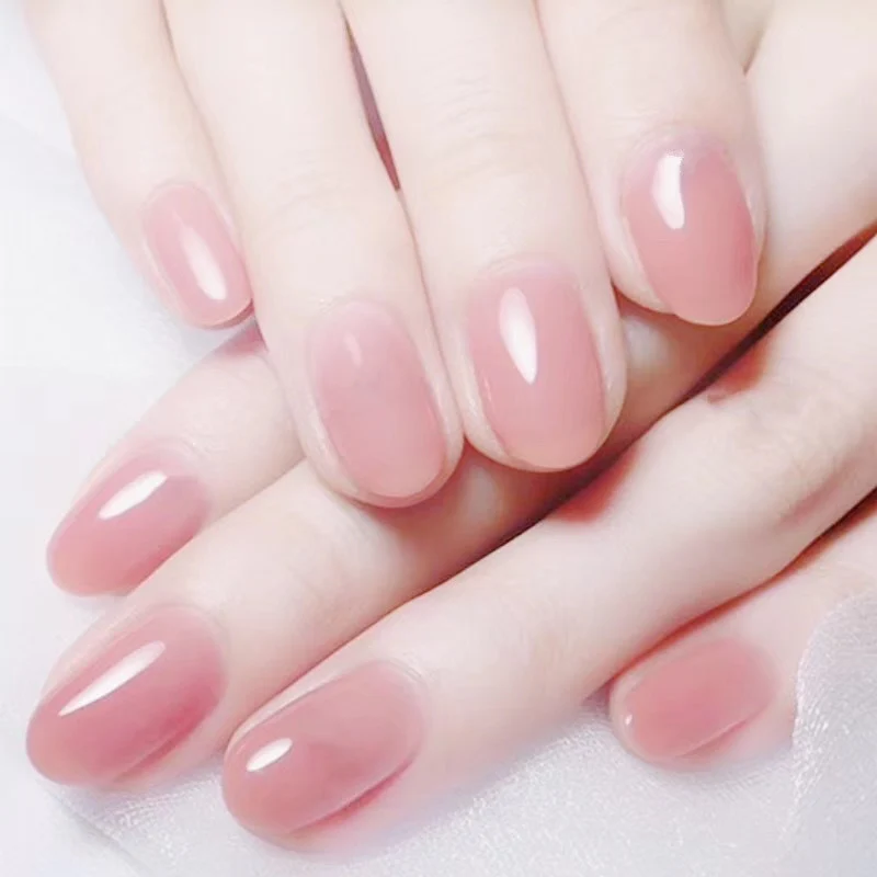 Elegante Kunstnägel im natürlichen Look Karnz