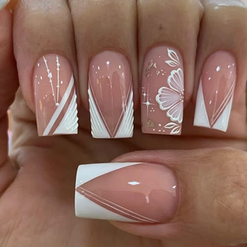 Kunstvolle Nagelkunst mit eleganten floralem Design Karnz