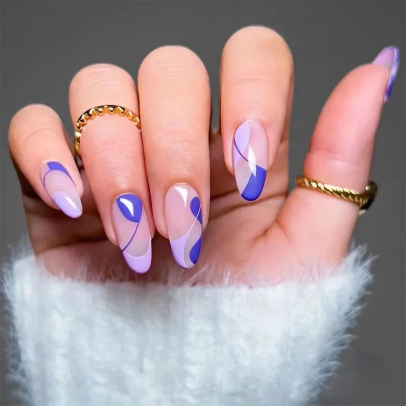 Kunstvolle Nagelkunst mit eleganten Farbverläufen Karnz