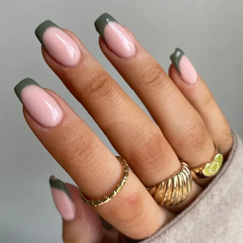 Kunstvolle Nagelkunst mit eleganten Farbverlauf und Spitzen Karnz