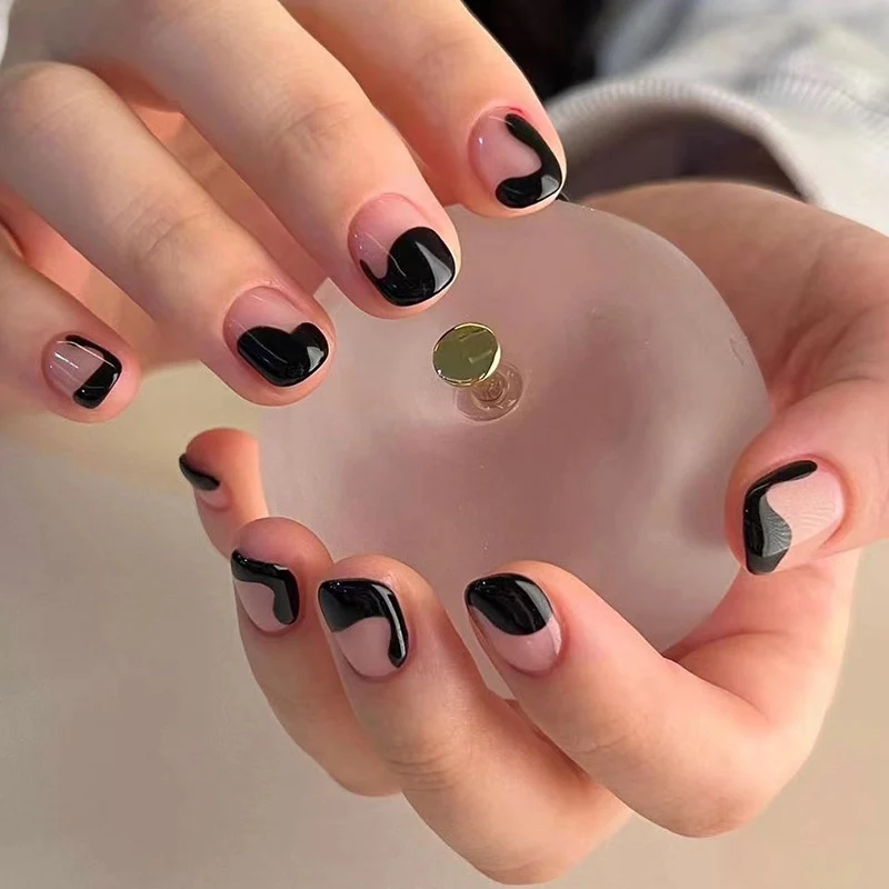 Kunstvolle Nagelkunst mit elegantem Wellenmuster und modernen Akzenten Karnz