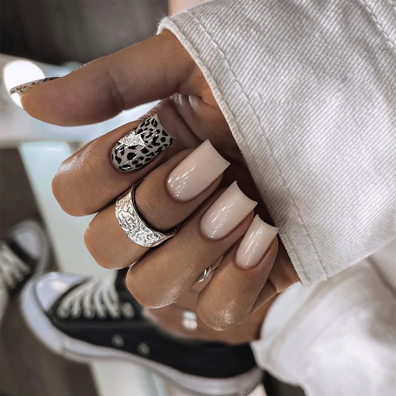 Kunstvolle Nagelkunst mit elegantem Tierdesign Karnz