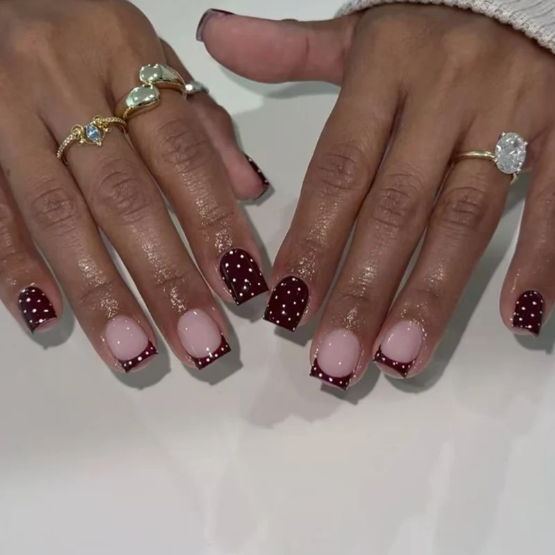 Kunstvolle Nagelkunst mit elegantem Polka-Dot Design Karnz