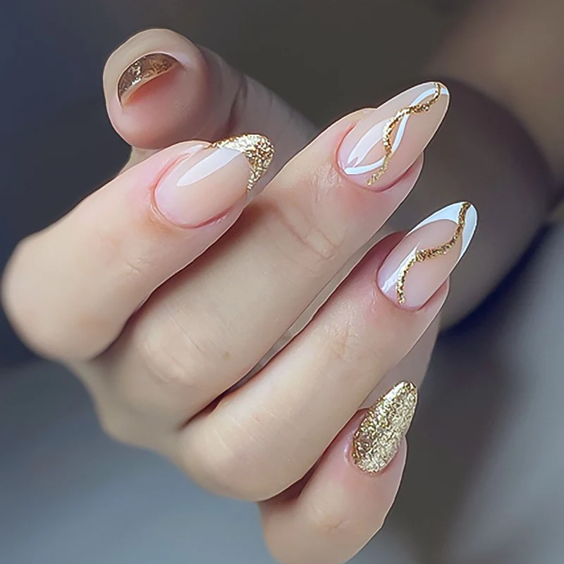 Kunstvolle Nagelkunst mit elegantem Gold-Design Karnz