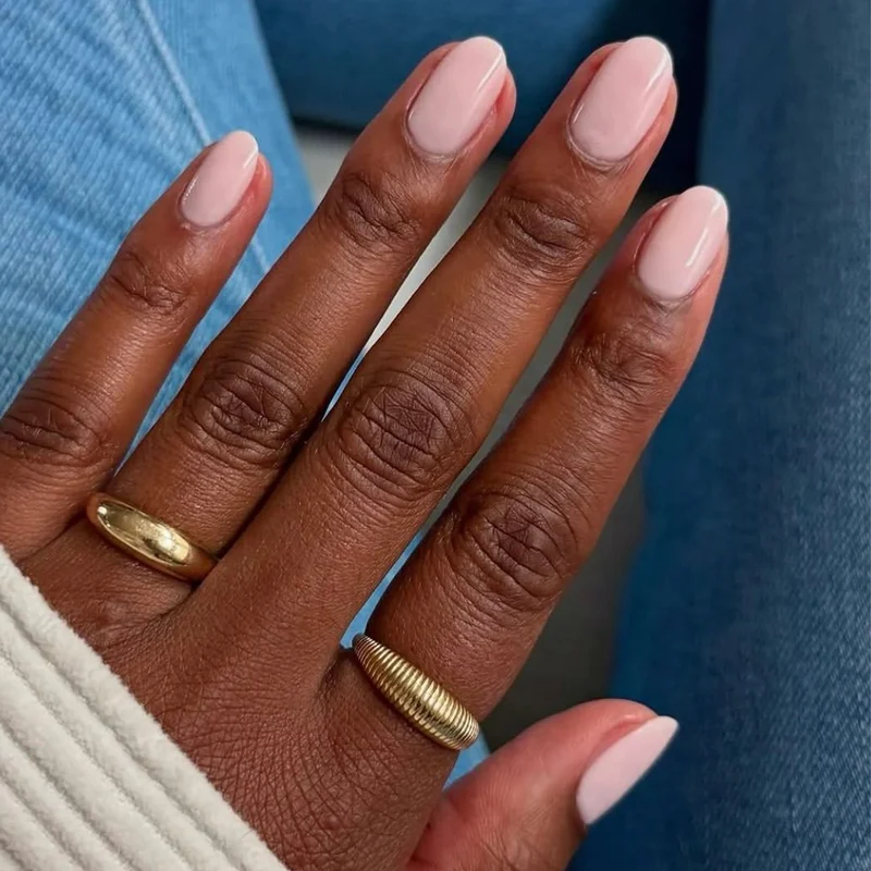 Kunstvolle Nagelkunst mit elegantem Glanz Karnz