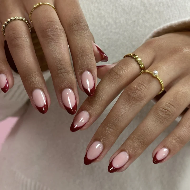 Kunstvolle Nagelkunst mit elegantem French-Tip und stimmungsvollem Design Karnz