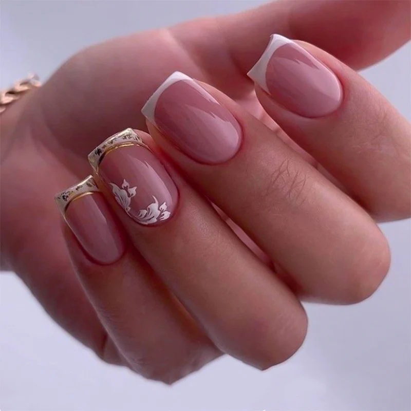 Kunstvolle Nagelkunst mit elegantem French-Tip und floralen Akzenten Karnz
