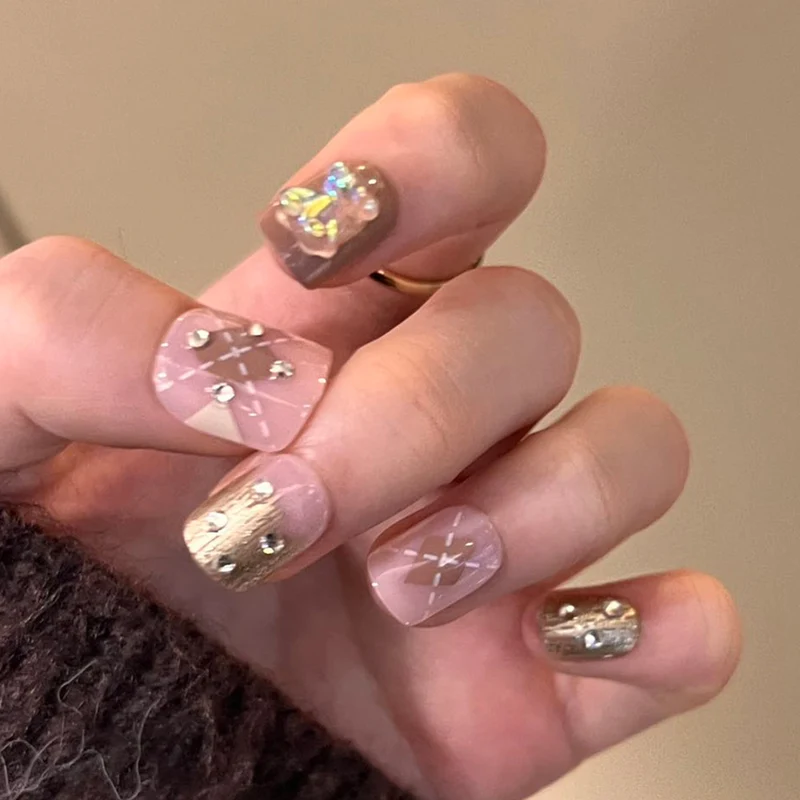 Kunstvolle Nagelkunst mit elegantem Blüten-Design und Glitzerakzenten Karnz