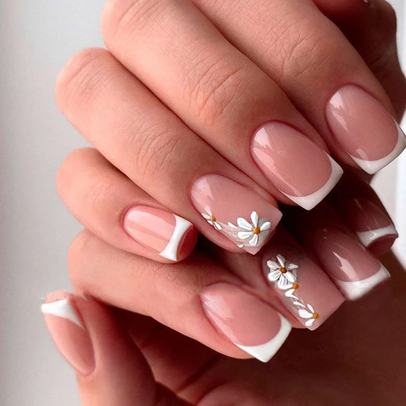 Kunstvolle Nagelkunst mit elegantem Blüten-Design Karnz