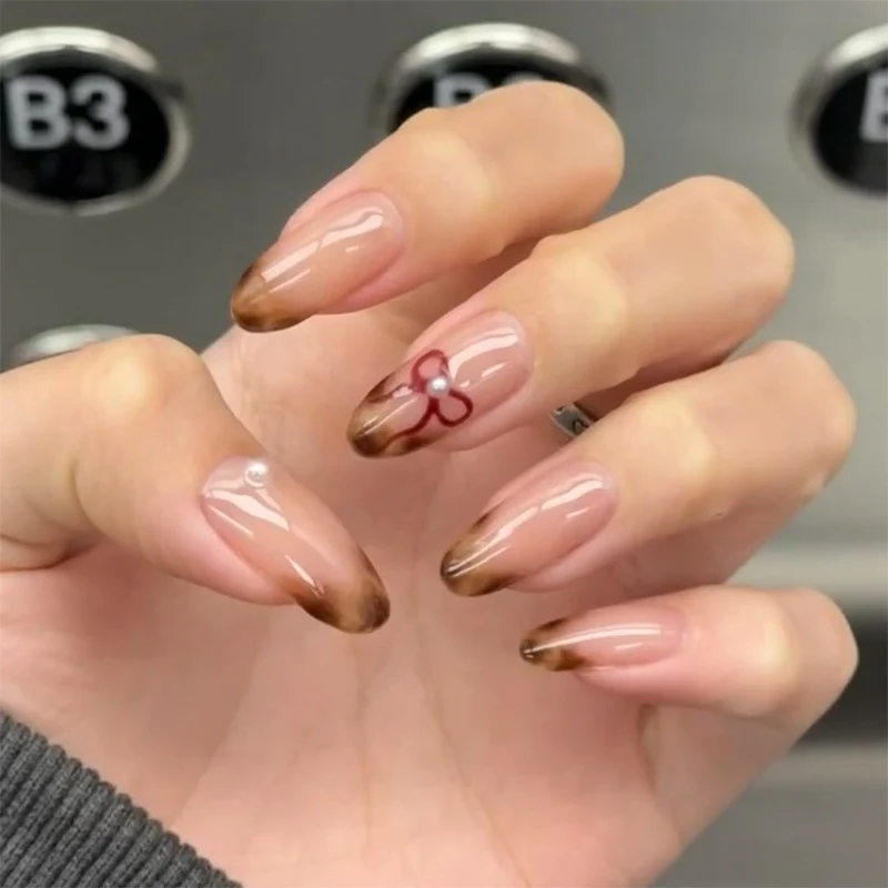 Kunstvolle Nagelkunst mit elegantem Blumenmotiv Karnz