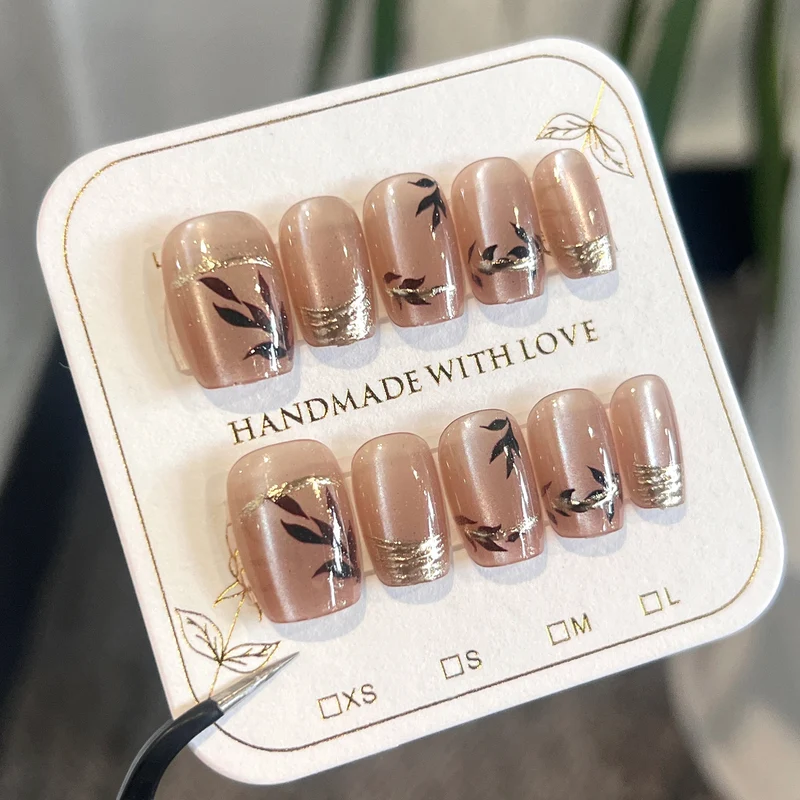 Kunstvolle Nagelkunst mit elegantem Blattdesign Karnz