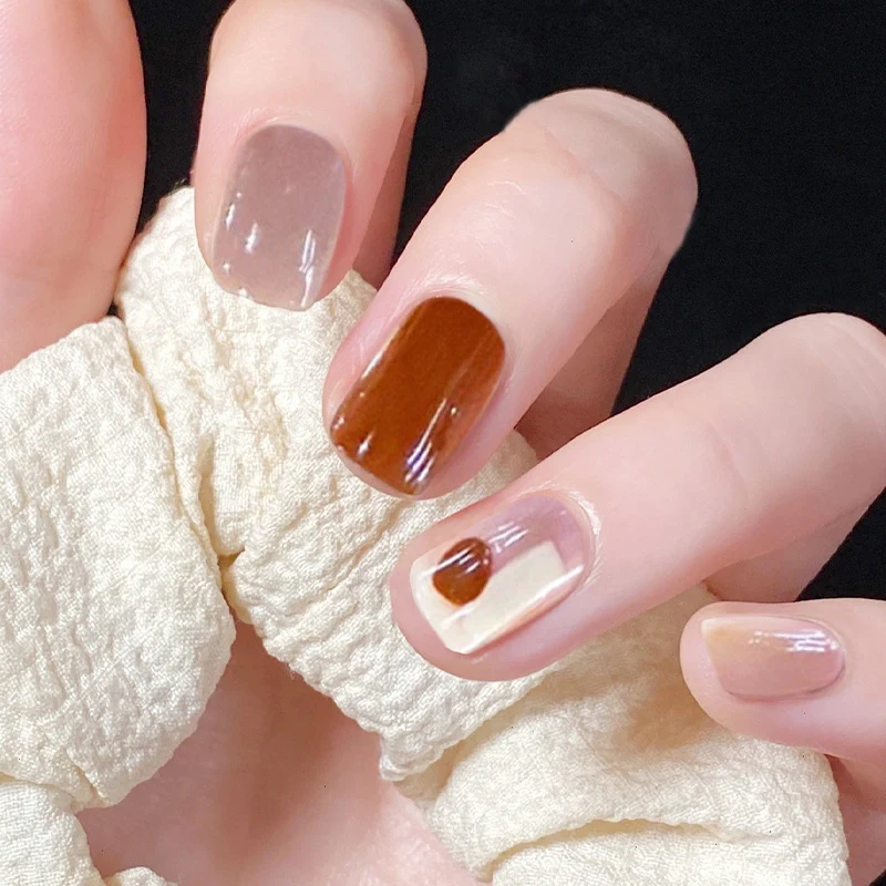 Kunstvolle Nagelkunst mit einzigartigen Design-Elementen Karnz