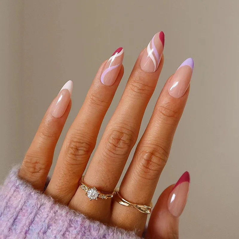 Kunstvolle Nagelkunst mit einzigartigem Verlauf und geometrischen Akzenten Karnz
