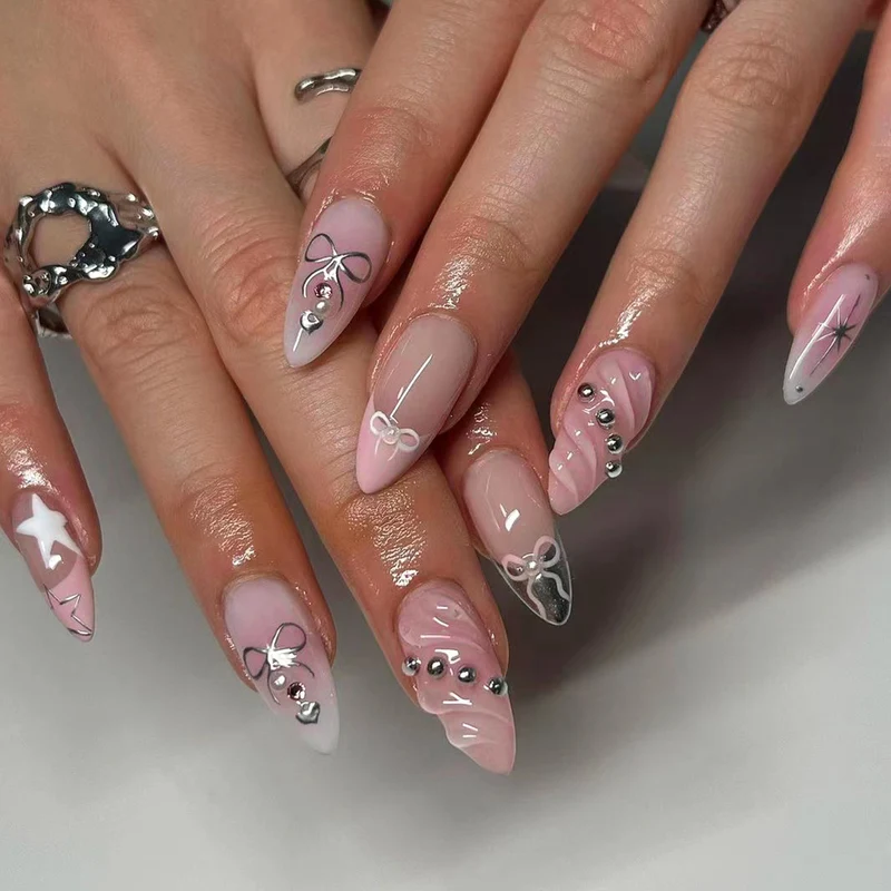 Kunstvolle Nagelkunst mit dekorativen Schleifen und Glitzerakzenten Karnz
