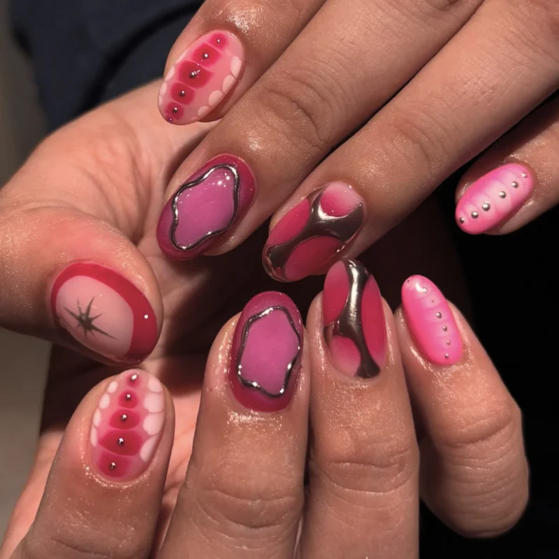 Kunstvolle Nagelkunst mit dekorativen Effekten Karnz