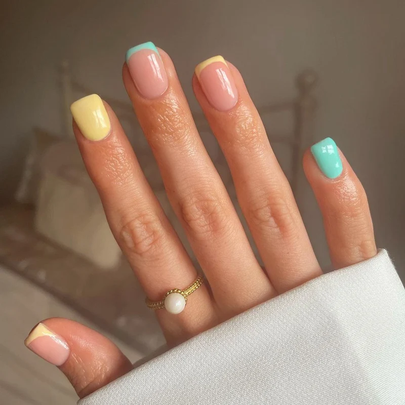 Kunstvolle Nagelkunst mit bunten Spitzen Karnz
