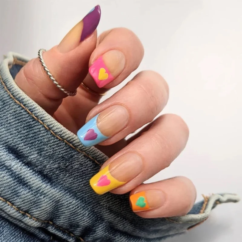 Kunstvolle Nagelkunst mit bunten Herzmotiven Karnz