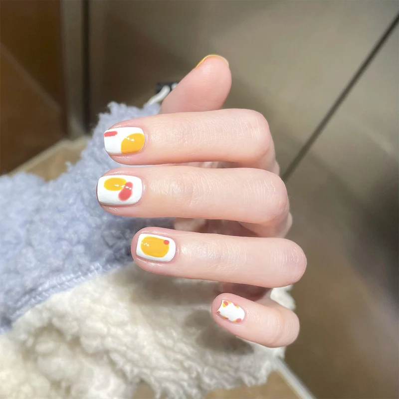 Kunstvolle Nagelkunst mit bunten Akzenten Karnz