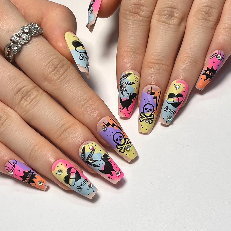 Kunstvolle Nagelkunst mit buntem Motiv und Glitzerverzierung Karnz