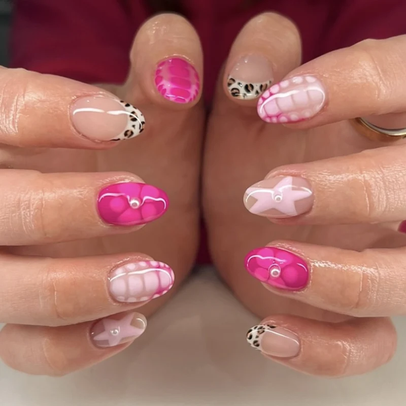 Kunstvolle Nagelkunst mit buntem Design und Glitzerakzenten Karnz