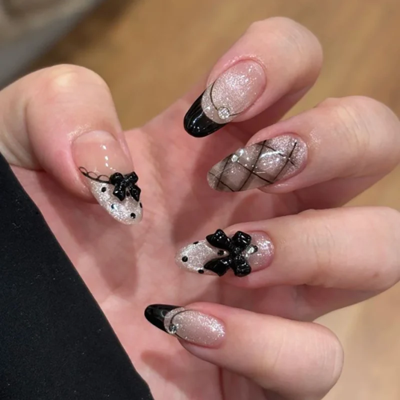 Kunstvolle Nagelkunst mit Bogen- und Strassverzierungen Karnz