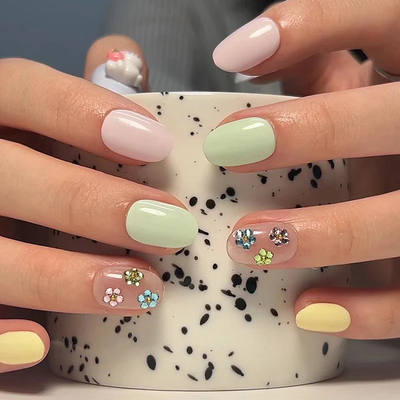 Kunstvolle Nagelkunst mit Blütenverzierungen Karnz