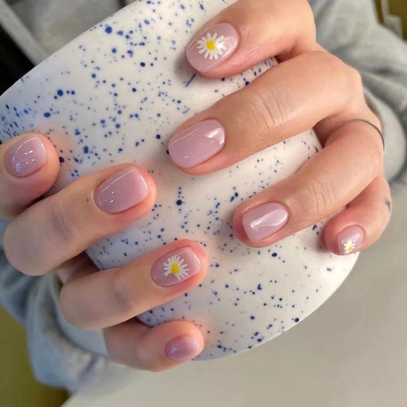 Kunstvolle Nagelkunst mit Blütenmotiv Karnz