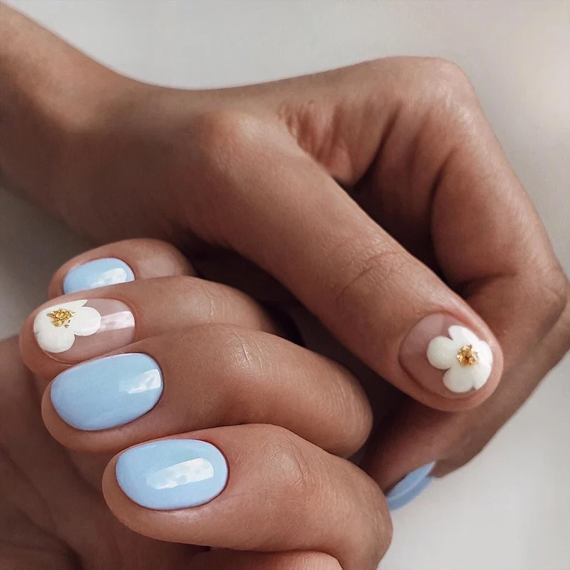 Kunstvolle Nagelkunst mit Blumenverzierung Karnz