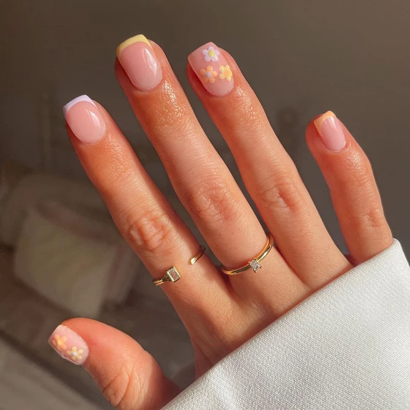 Kunstvolle Nagelkunst mit Blumenmotiv Karnz