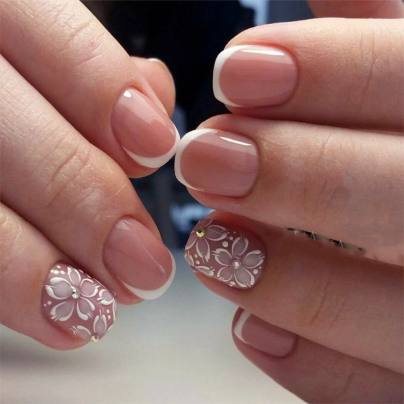 Kunstvolle Nagelkunst mit Blumendesign Karnz