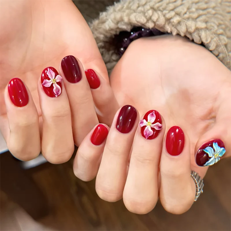Kunstvolle Nagelkunst mit Blumen-Motiven Karnz