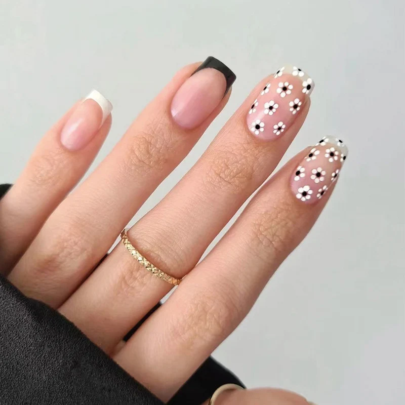 Kunstvolle Nagelkunst mit Blumen-Design Karnz