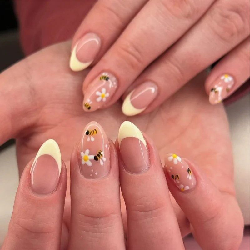 Kunstvolle Nagelkunst mit Bienen- und Blumedesign Karnz