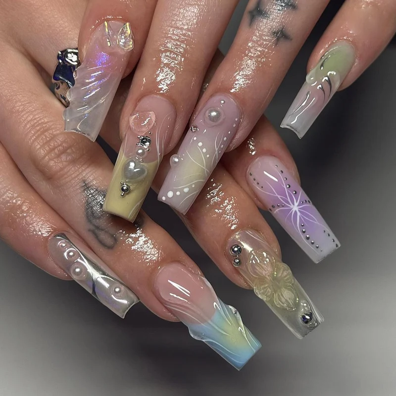 Kunstvolle Nagelkunst mit 3D-Details und Glitzerakzenten Karnz